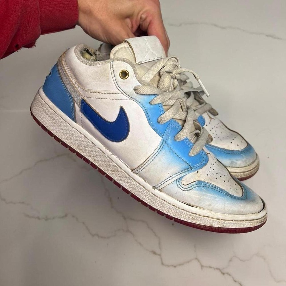Jordan 1 Low University Blue Fade Gold Wings FN8895-141 Size 7Y Mens 8.5W